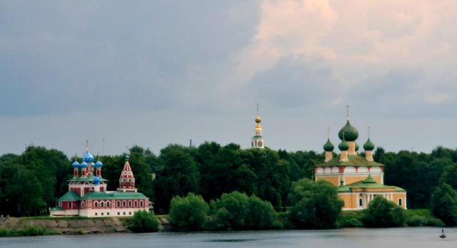 Uglich_Dimitrij_church_and_cathedral_from_riverside1